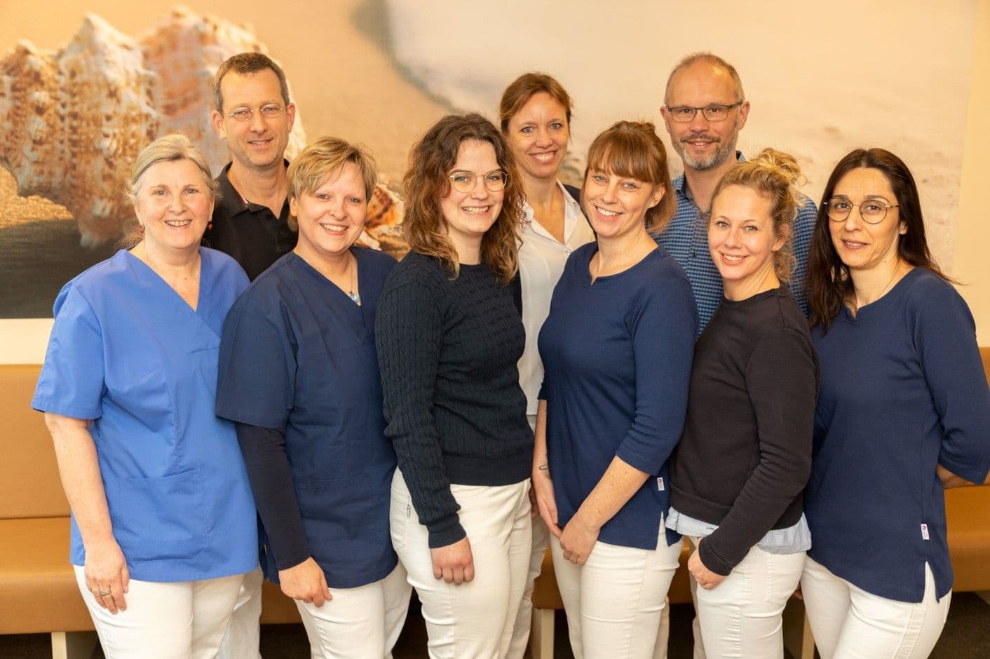 Praxisteam das direkt in die Kamera schaut